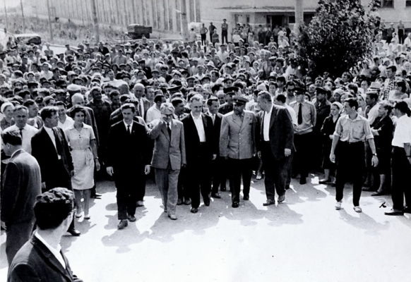    Встреча А.Н. Косыгина - председателя Совета министров СССР с рабочими ХБК и жителями Камышина. 1965 год (Госкаталог)