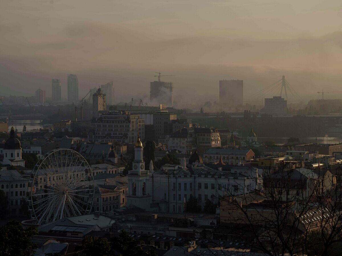    Дым над Киевом© AP Photo / Evgeniy Maloletka