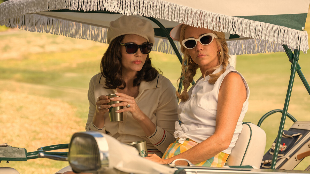 кадр из сериала "Палм Рояль"