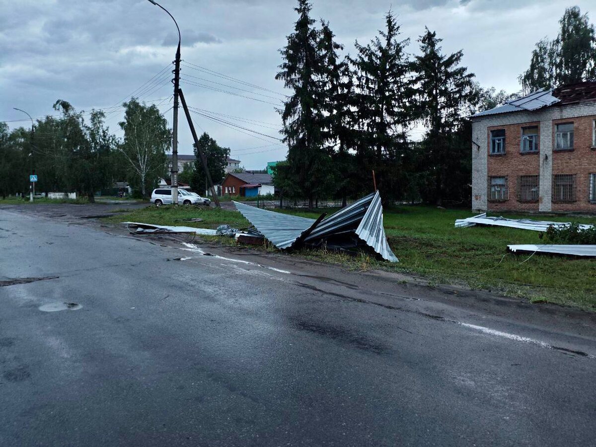    В результате урагана Льгов Курской области остался без электричества