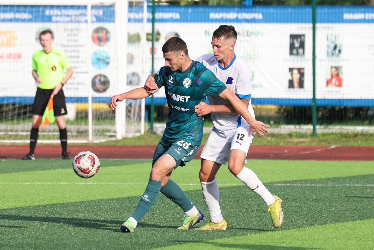    Аксентий Чалигава (в тёмной форме) в прошлом сезоне играл против \