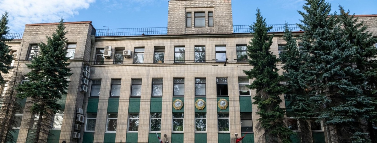    Предприятие ЛОМО. Ленинградское оптико-механическое объединение имени В. И. Ленина. Проходная завода на улице Чугунная, 20, Санкт-Петербург, 194044 Автор фото: Тихонов Михаил