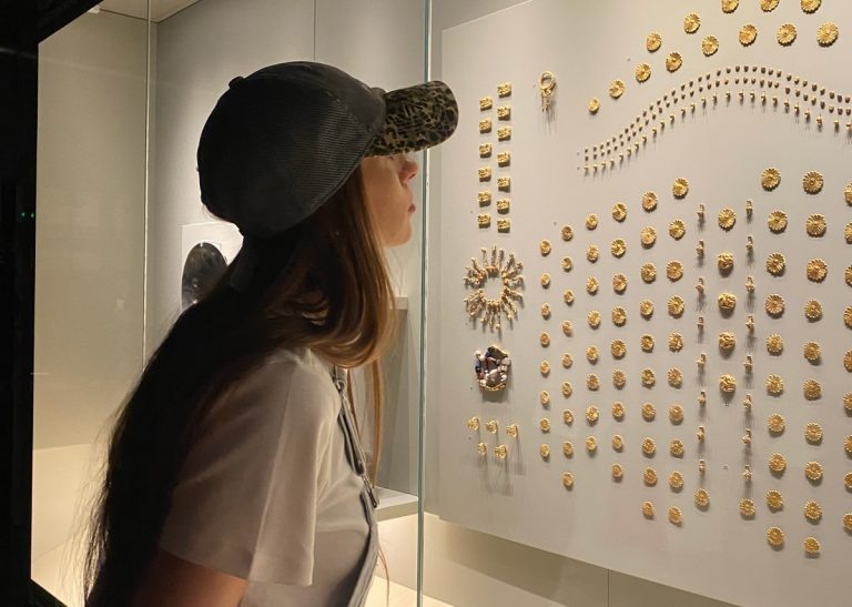    В Оренбурге стендап-комику Виктории Складчиковой показали золото сарматов Оренбуржье