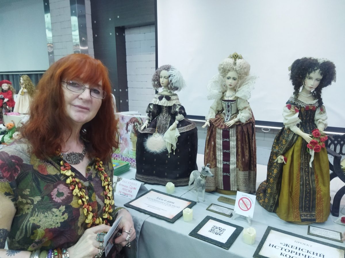    Здесь есть куклы на любой вкус - принцессы, принцы, волшебные существа, Деды Морозы, Снегурочки, старушки, уютно сидящие в креслах и читающие книги своим котикам, и даже великие артисты