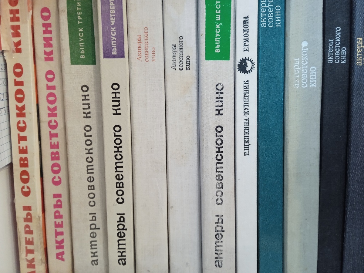 Бумажные книги постепенно уходят в прошшое. Фото: канал Мир глазами курьера