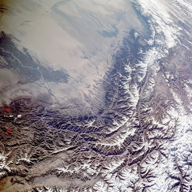 Куньлунь и Таримская впадина с космоса. Один из многочисленных маршрутов Шелкового пути между Китаем и Европой проходил через южную часть Таримского бассейна к северу от хребта Куньлунь.