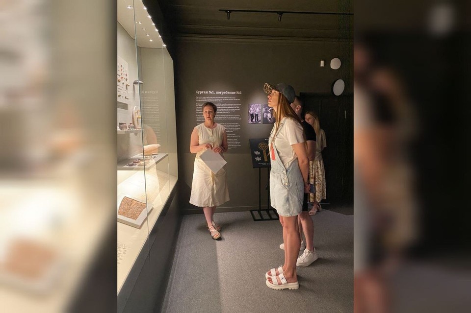    Девушке показали золото сарматов и отдел природы. Фото: Оренбургский губернаторский музей