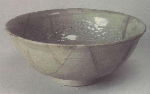 Фарфоровая чаша с гравированными цветами пиона и листьями (13 или начало 14 века) из Китая. Из книги Т.Д. Пановой "Клады Кремля", 1996.