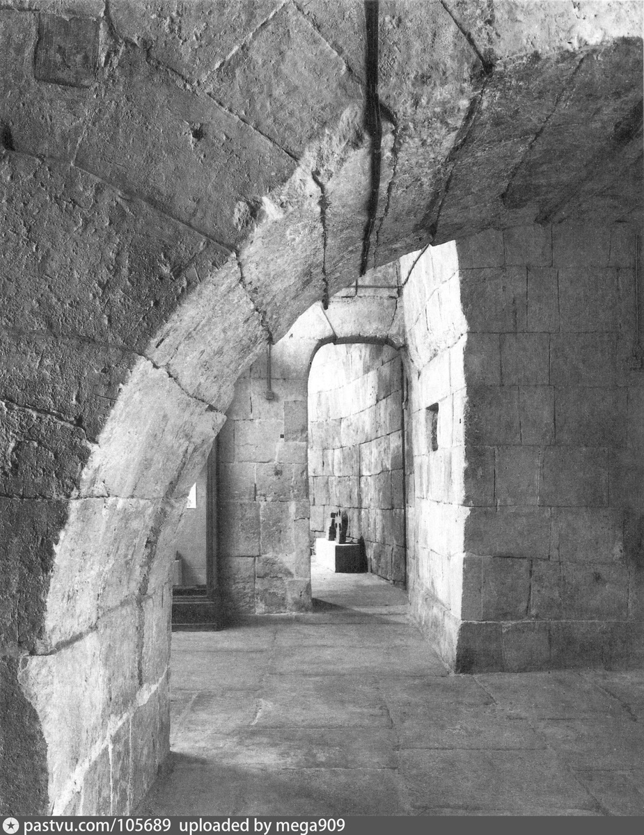 Подклет (нижний этаж) Благовещенского собора. Соорудили его, по всей видимости, во второй половине 14 века. Именно здесь в 1894-м нашли клад. Фото 1985-1988 годов. С сайта www.pastvu.com.