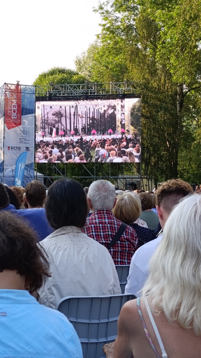 На сцене фрагмент оперы.Сакура расцвела.Чио-Чио-сан одна...