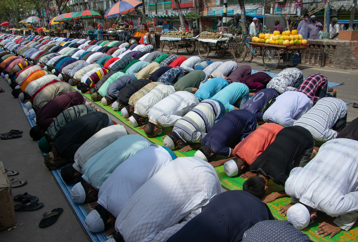 На дороге совершать намаз нельзя. Joy Saha/Keystone Press Agency