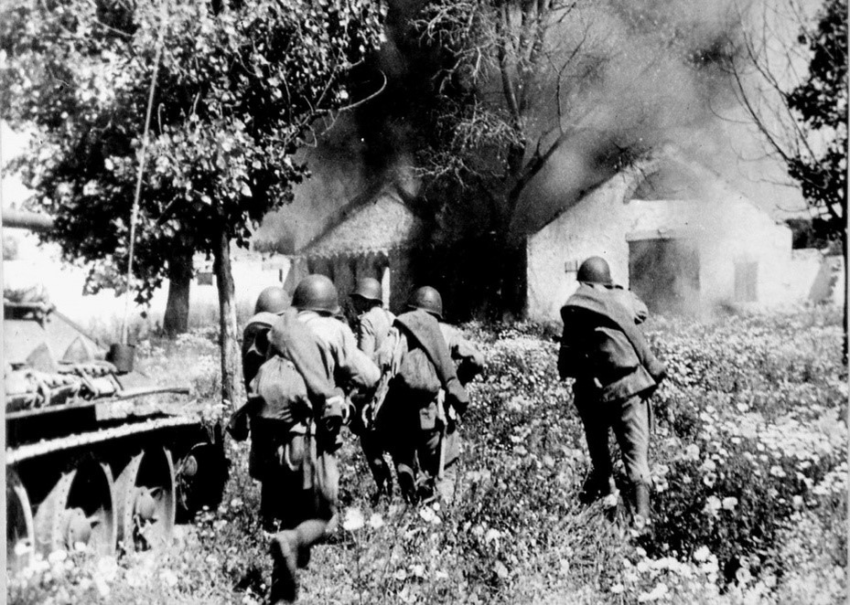 Советские войска в боях подо Львовом. 1944 г.