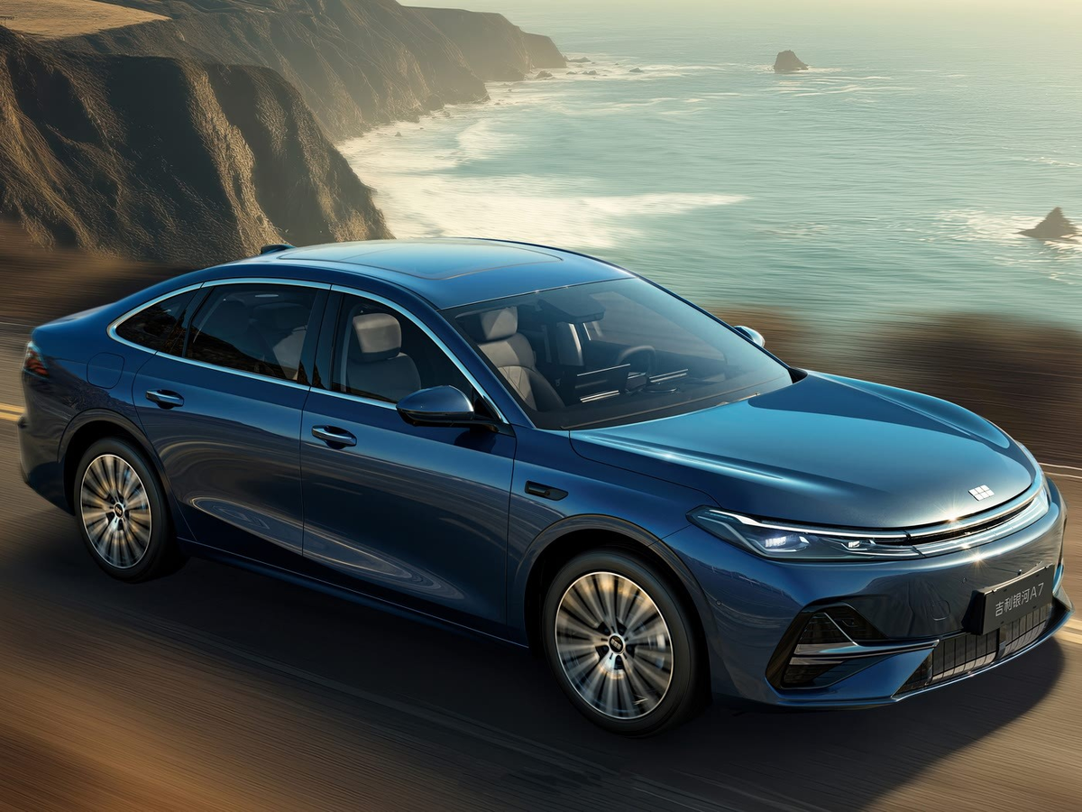 Этот роскошный седан в базе стоит чуть дороже 1 млн руб.