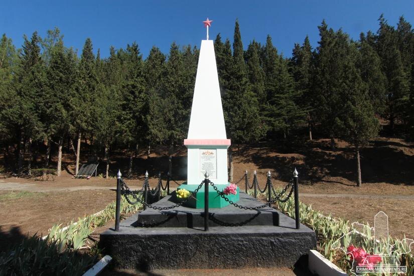 «Вечная слава воинам Советской армии и партизанам, павшим при освобождении с. Рыбачье в апреле 1944 г.»