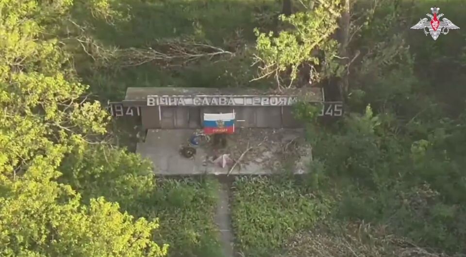    Российский флаг в освобожденной Зеленой Долине. Источник: t.me/mod_russia