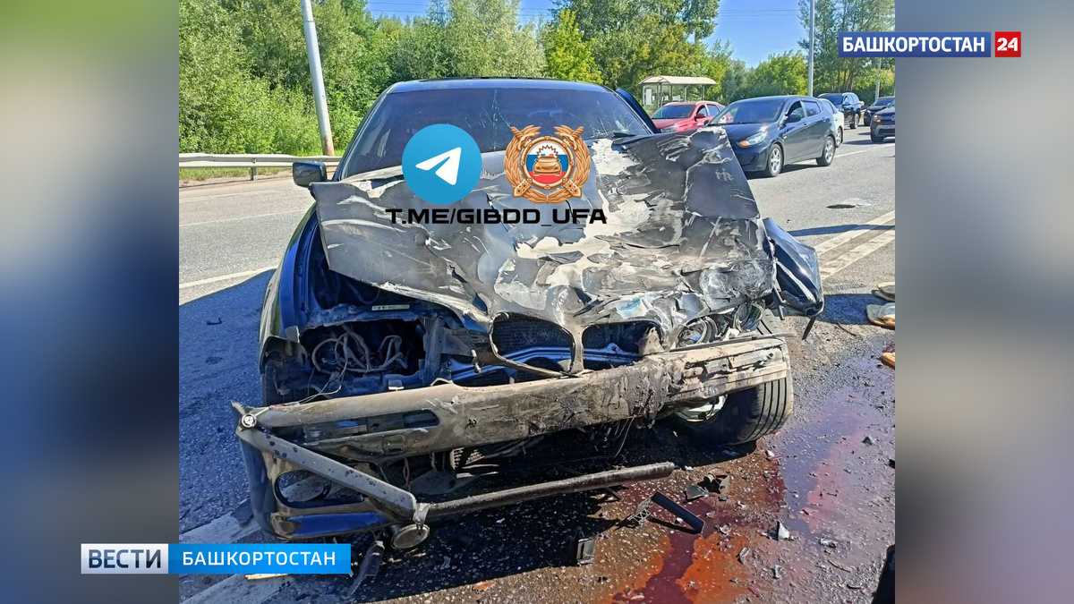    В Уфе столкнулись три автомобиля: водитель BMW госпитализирован