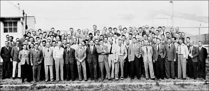    На данной фотографии запечатлены нацистские учёные, возглавляемые Вернером фон Брауном. ФОТО: archieve.org
