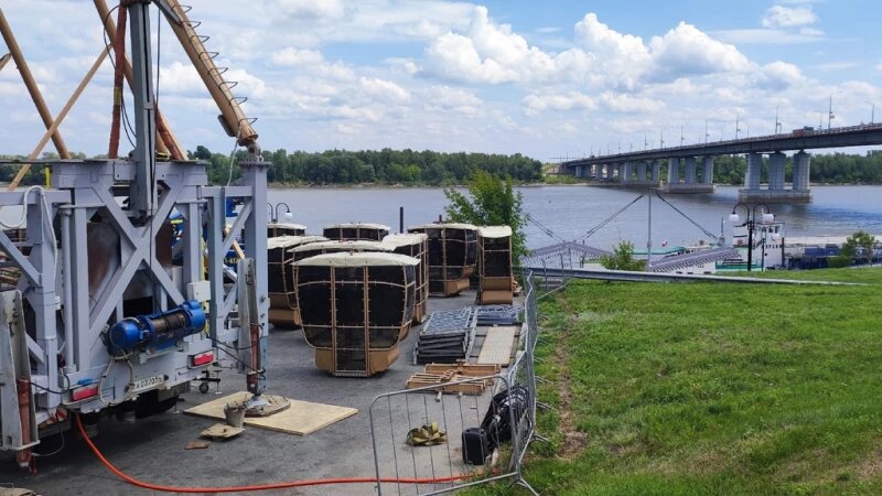     Колесо обозрения устанавливают на набережной. altapress.ru