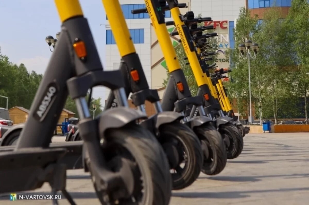    В Когалыме подростки ездят на самокатах по проезжей части