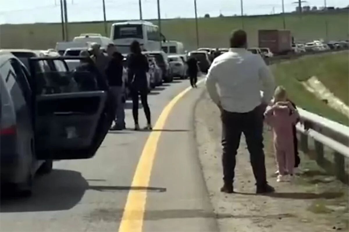    Очередь из более чем тысячи автомобилей образовалась около Крымского моста