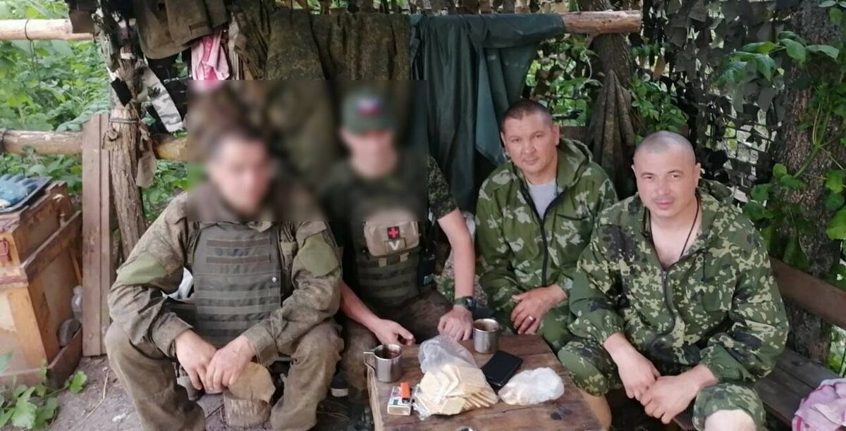 Азат Акзамов с сослуживцами.