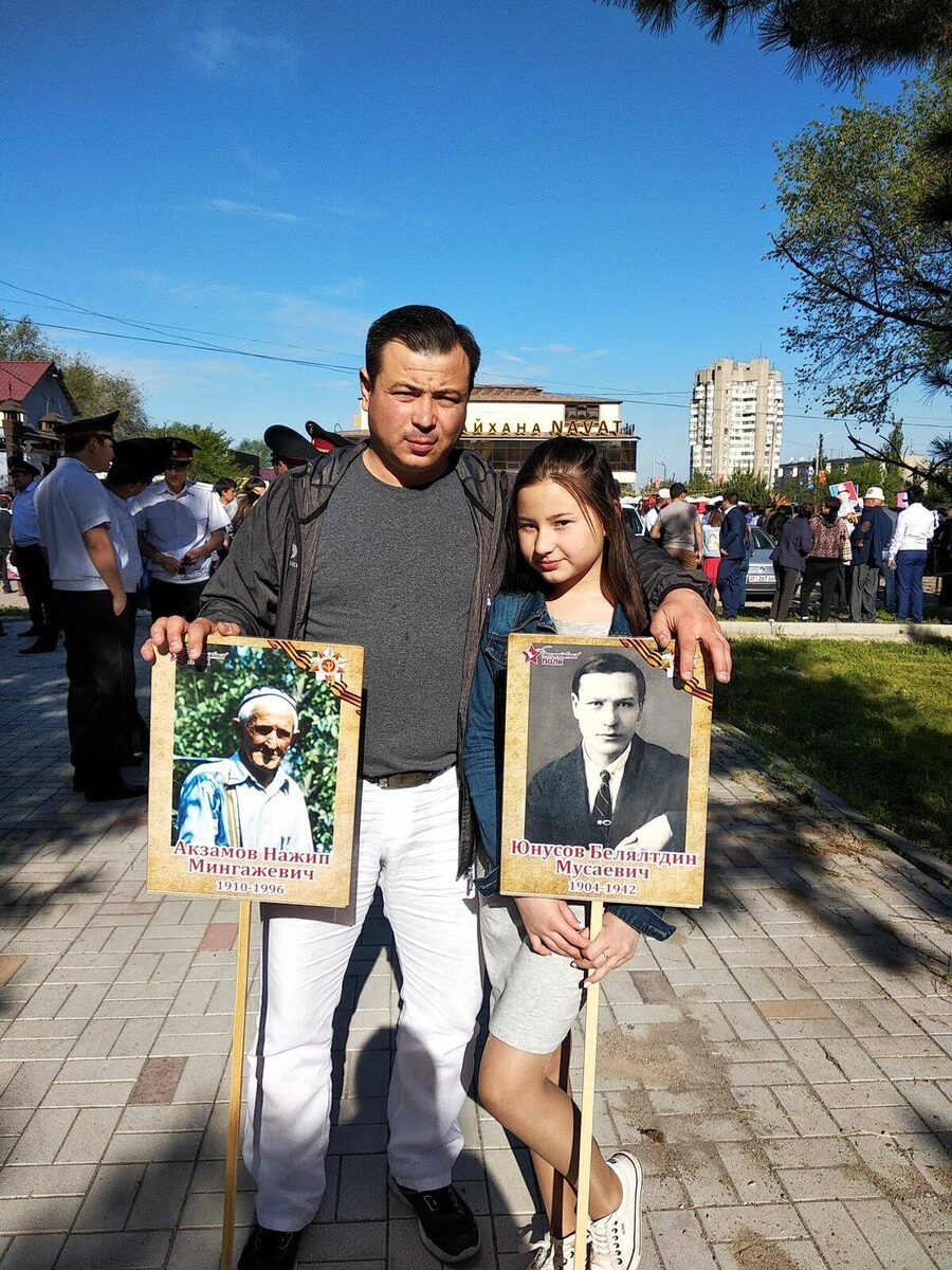 2018 год. Азат Акзамов с дочерью Ляйсан на шествии «Бессмертного полка» в Бишкеке. / Фото из личного архива героя публикации