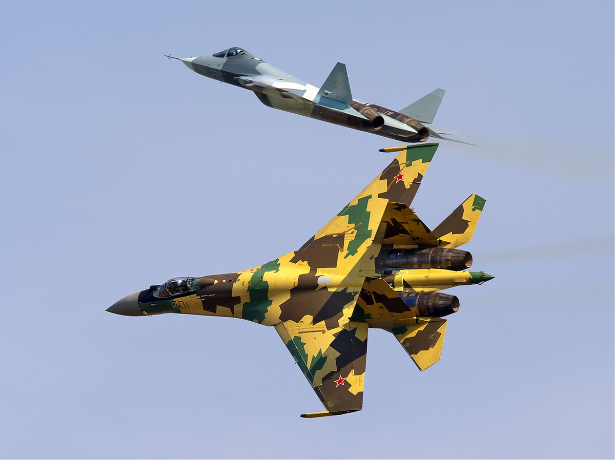 Российские Су-35 (внизу) и Су-57 (вверху) — истребитель пятого поколения в полёте