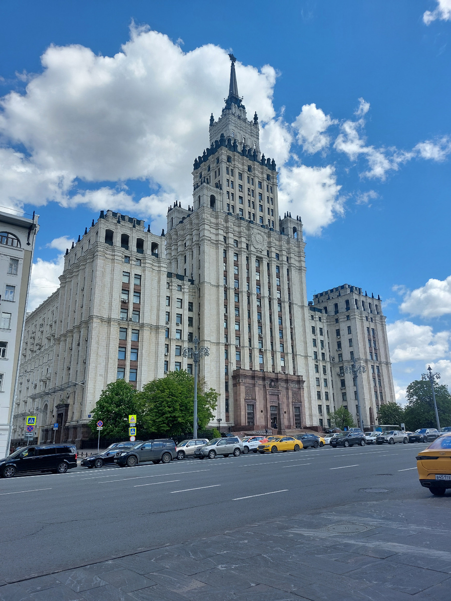 В этом здании расположен один из входов на станцию метро Красные ворота. Может, есть среди читающих москвичи? Подскажите, что в этом здании сейчас