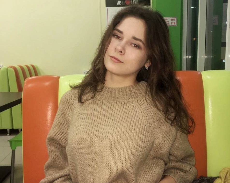 Здесь мне 18, я вырвалась после тяжелой трудовой недели в кафе с подругой