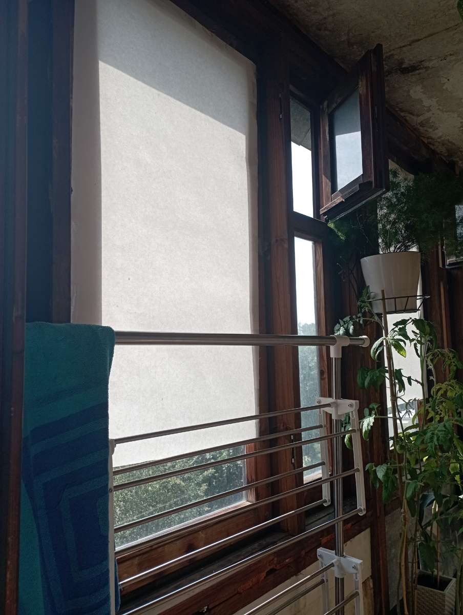 Утром, в раскалённом воздухе, наклеивала на стекла обои под покраску. После ремонта остались. 