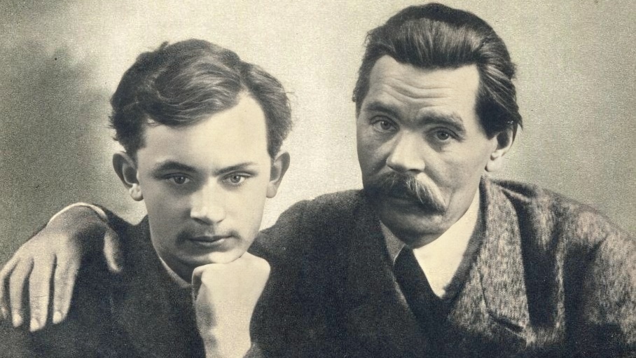 А. М. Горький с сыном Максимом Пешковым. Париж. 1912 год