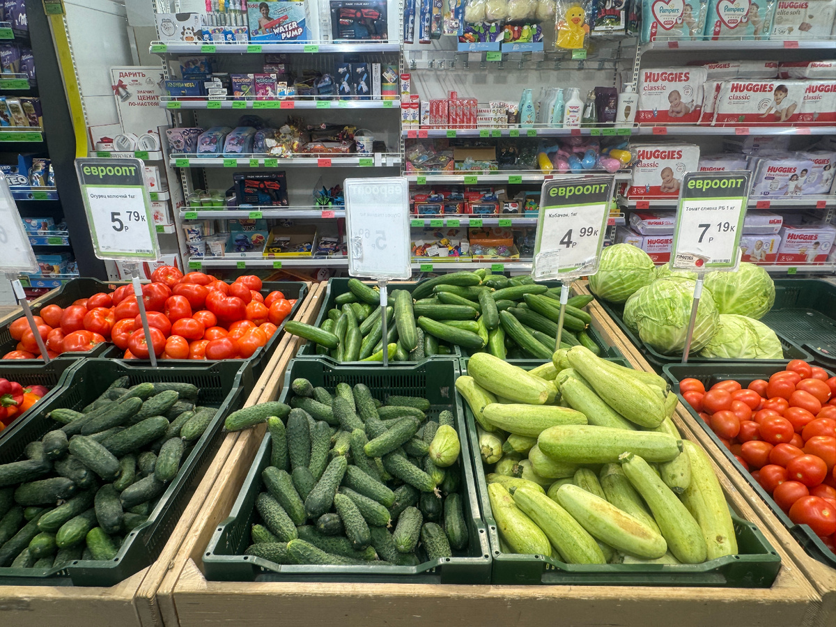 Огурцы на деньги РФ примерно по 165 рублей за кг. Кабачки - 150 рублей РФ