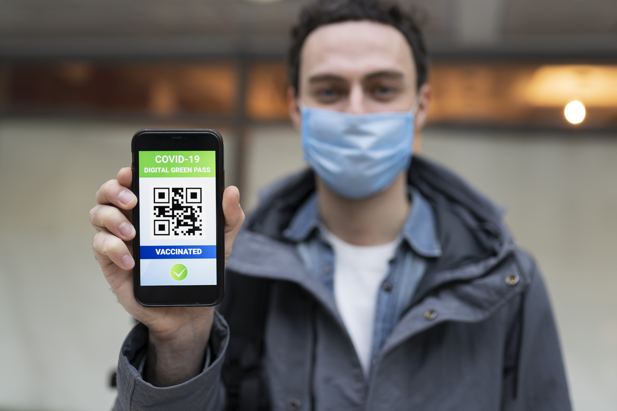    Несмотря на то, что QR-коды уже давно с нами, особую популярность они получили именно после пандемии. Теперь любой уважающий себя бренд добавит на рекламный постер такой код, чтобы перейти на его сайт можно было напрямуюFreepik