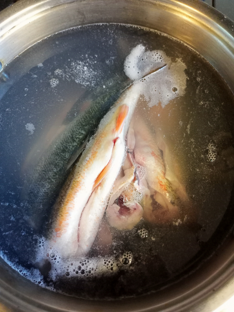 На первом этапе варится красноперка