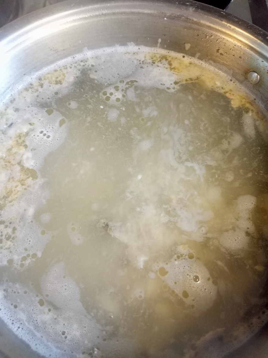 Красноперку промяли, чтобы бульон был ещё наваристее