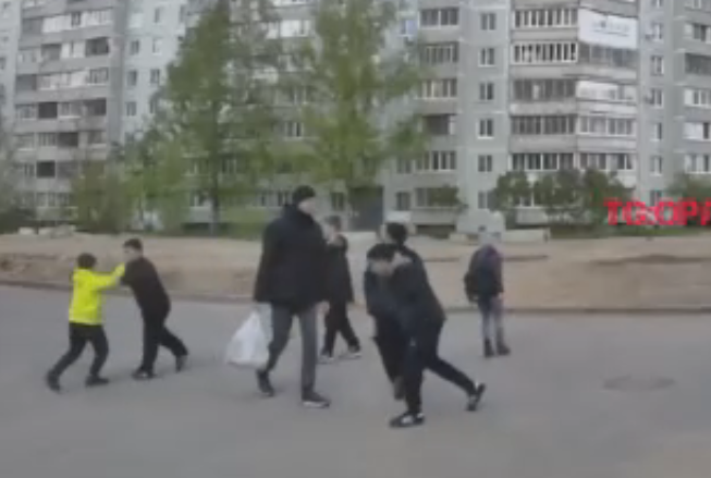 Пострадавший - мальчик в желтой курточке. Фото: скрин видео тг-канал "Многонационал".