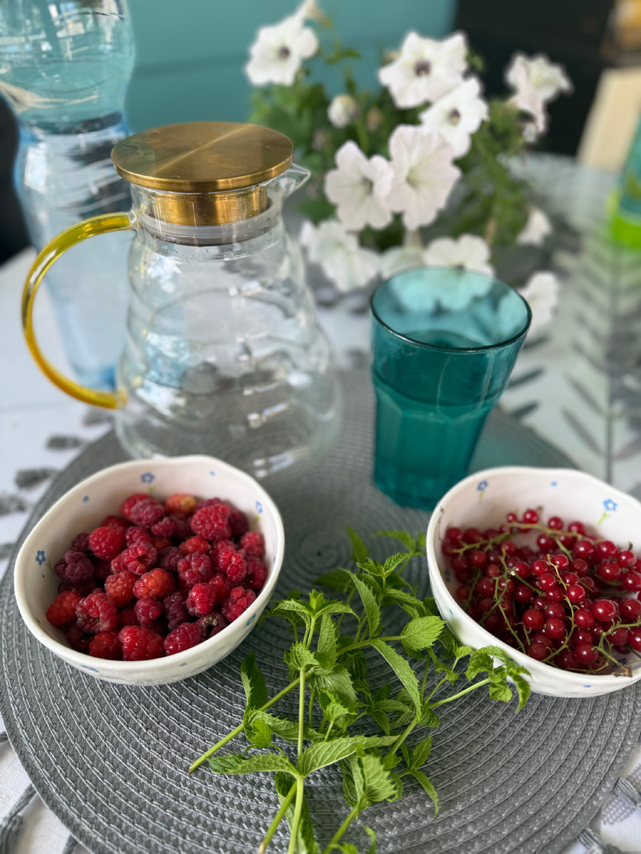 Домашний лимонад с красной смородиной и малиной: рецепт