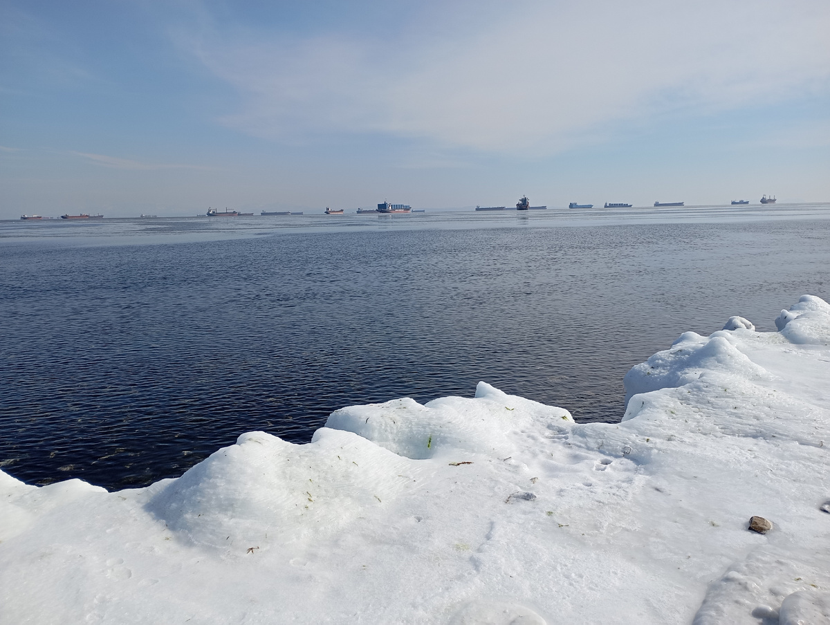 На горизонте - современные корабли возле Владивостока. Фото автора.