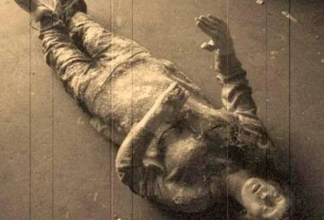 Подкаст TOSSP: В сегодняшнем выпуске мы поговорим о фотографии, которую якобы сделала команда спасателей на борту SS Ourang Medan. Ниже приведена эта фотография - как вы думаете, она настоящая? Если да, то что, по-вашему, с ними произошло?