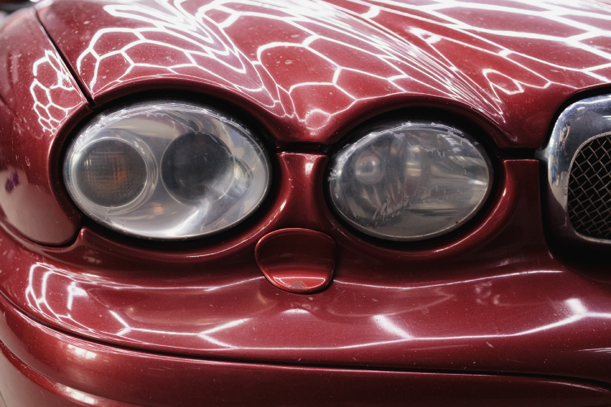 Источник фото: https://custom-heroes.ru/raboty/vid-uslugi/avtosvet/zamena-linz/jaguar-x-type-vozvraschaem-svet-legende-na-dorogah/