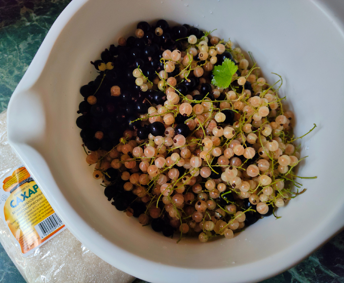 У меня белая смородина, в которую я добавила небольшую горсть чёрной, для приятного цвета. 