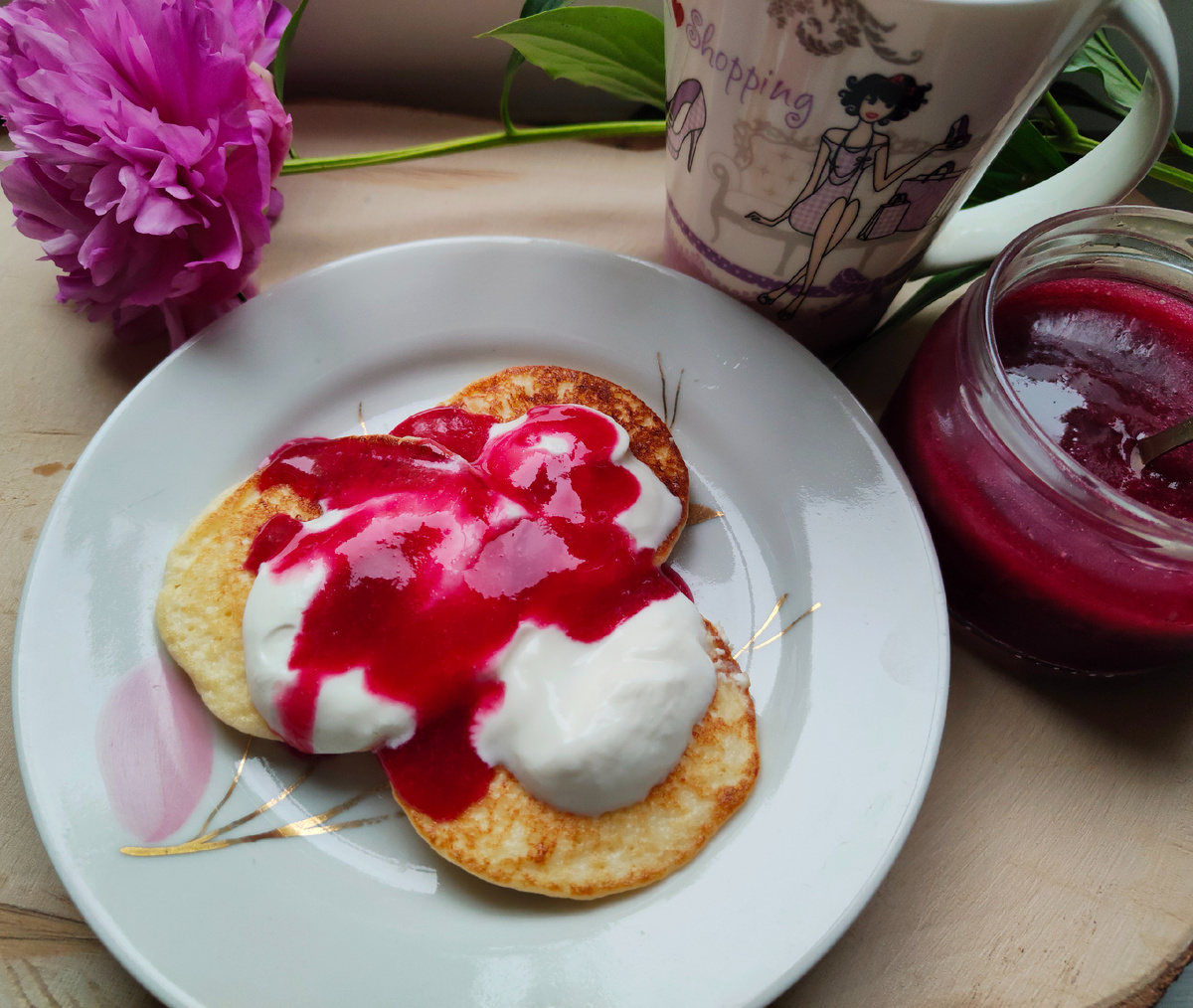 Творожные оладьи с протёртой смородиной.