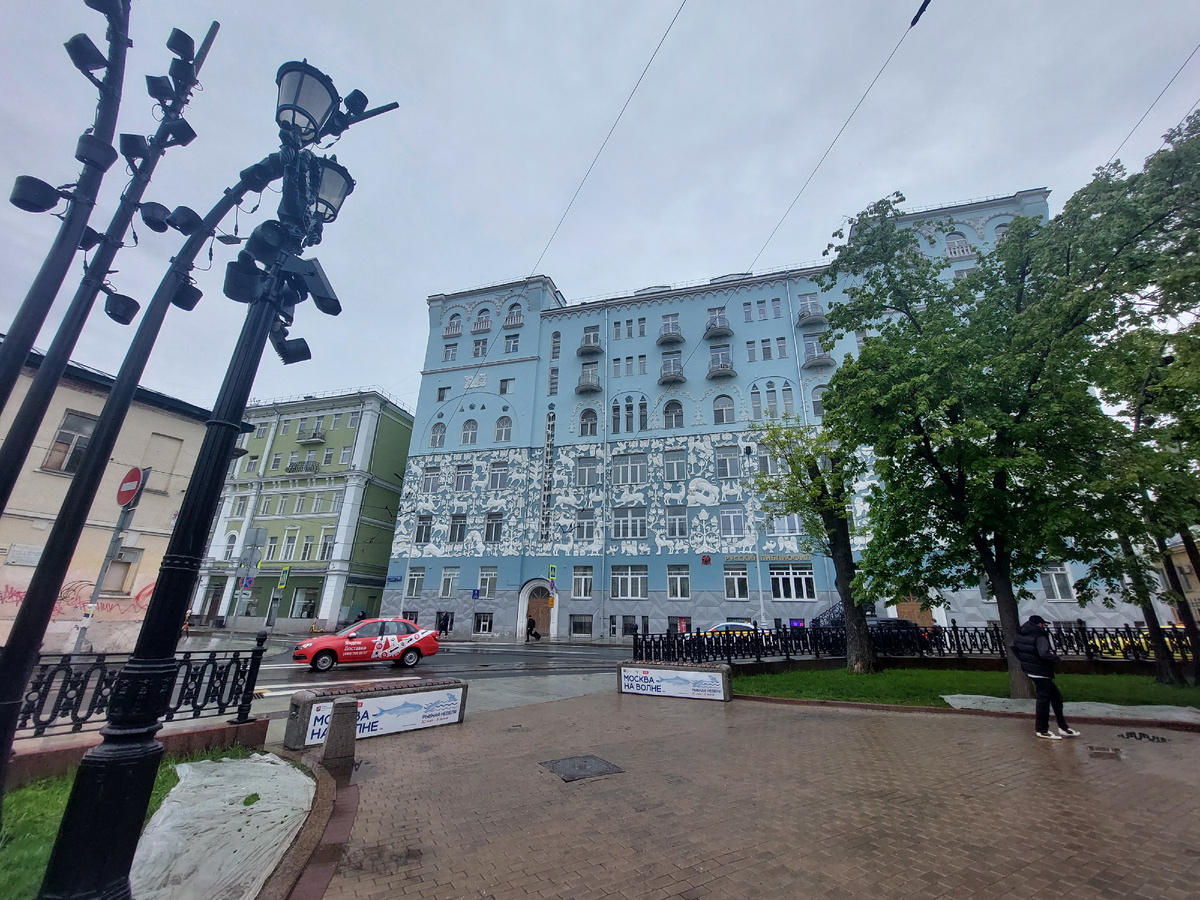 Очень красивое здание!