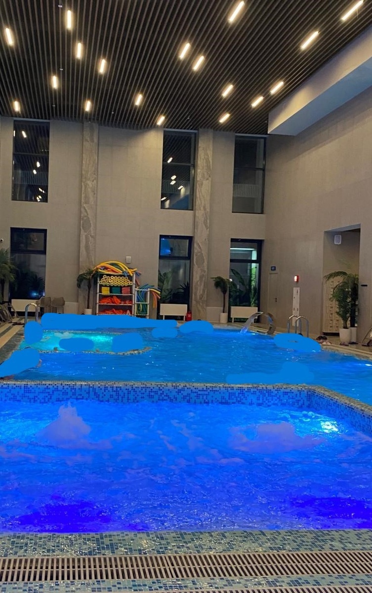 Людей замазала голубыми кляксами