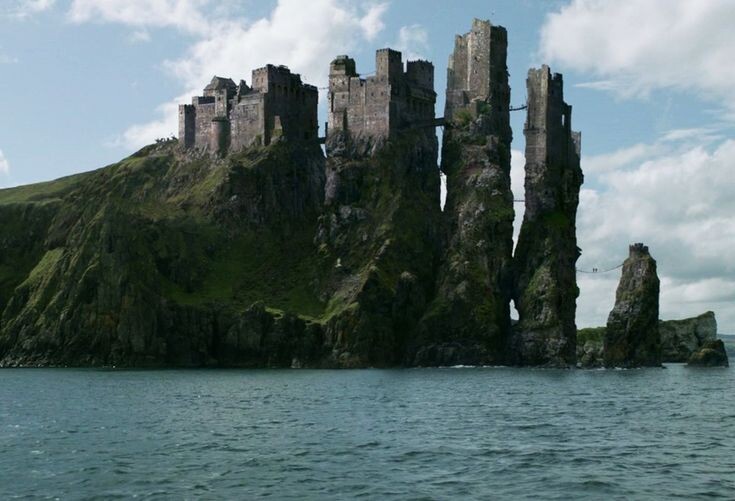 Скалистые берега Северной Ирландии, служившие фоном для Железных Островов. Видны характерные утесы и суровая природа, которая создавала уникальную атмосферу для сцены дома Грейджоев