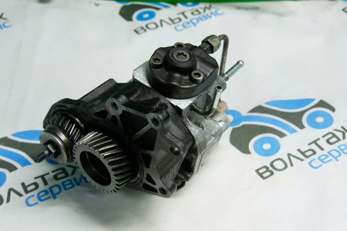 На переднем плане шестерни и корпус приводного механизма