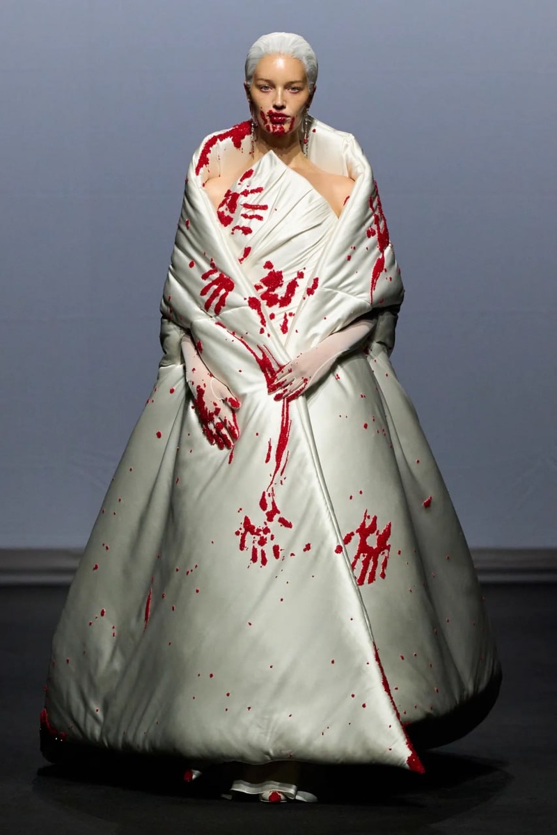 C показа Robert Wun