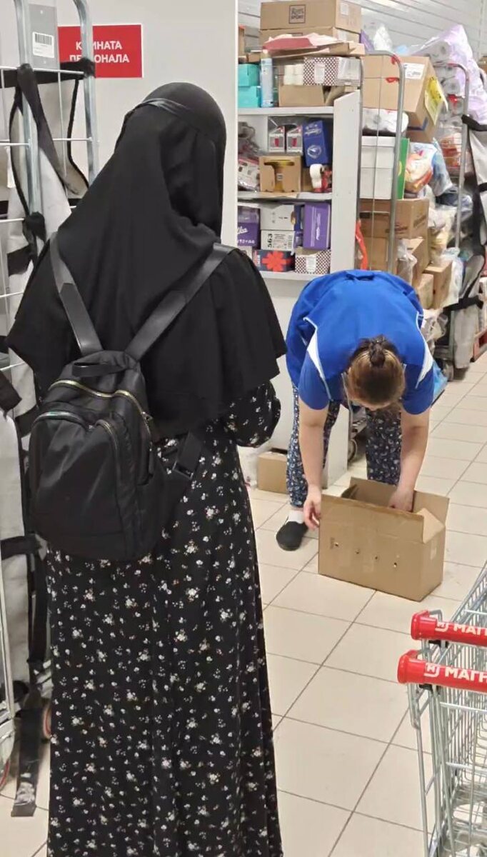 Смотрим, что в коробке. Фото из архива автора