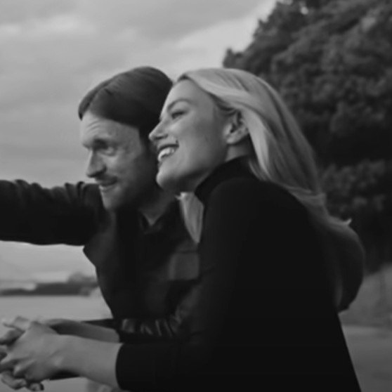     Ashe и Finneas прогулялись по Нью-Йорку в новом клипе Favors