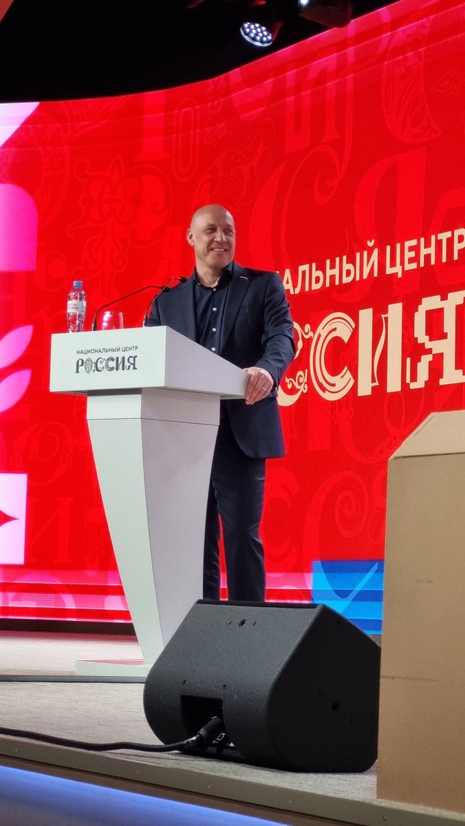 Денис Майданов - не только всем наи известный артист и певец, но и депутат Государственной Думы.